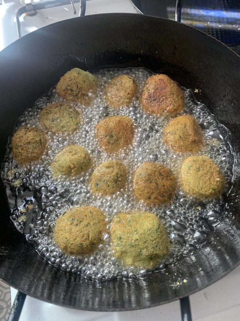 Vegane Wildkräuter-Falafel mit Sesamdip und Salat – Wildes Zeug