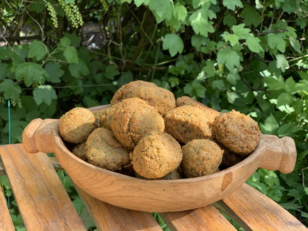 Vegane Wildkräuter-Falafel mit Sesamdip und Salat – Wildes Zeug